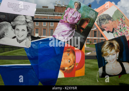 Wie Massen der royalistischen Gratulanten versammeln, eine spontane Memorial von Blumen, Fotos und Erinnerungsstücke wächst außerhalb der Kensington Palace, die königliche Residenz von Prinzessin Diana, die bei einem Autounfall in Paris starb vor genau 20 Jahren, am 31. August 2017, in London, England. 1997 Ein Meer von floral Tribute füllten auch dieser Bereich des Royal Park sowie in der Mall, wo ihre Beerdigung übergeben. Damals wie heute - ein royalisten trauerte das Volk der Prinzessin, einen betitelten geprägt durch den damaligen Premierminister Tony Blair. Stockfoto