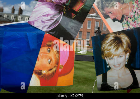 Wie Massen der royalistischen Gratulanten versammeln, eine spontane Memorial von Blumen, Fotos und Erinnerungsstücke wächst außerhalb der Kensington Palace, die königliche Residenz von Prinzessin Diana, die bei einem Autounfall in Paris starb vor genau 20 Jahren, am 31. August 2017, in London, England. 1997 Ein Meer von floral Tribute füllten auch dieser Bereich des Royal Park sowie in der Mall, wo ihre Beerdigung übergeben. Damals wie heute - ein royalisten trauerte das Volk der Prinzessin, einen betitelten geprägt durch den damaligen Premierminister Tony Blair. Stockfoto