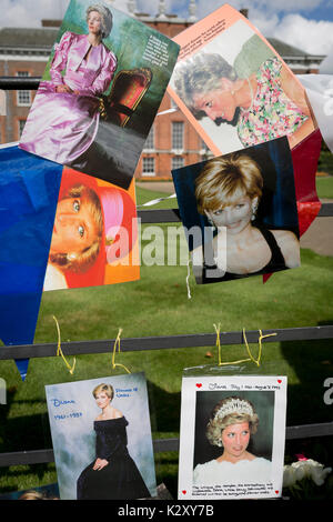 Wie Massen der royalistischen Gratulanten versammeln, eine spontane Memorial von Blumen, Fotos und Erinnerungsstücke wächst außerhalb der Kensington Palace, die königliche Residenz von Prinzessin Diana, die bei einem Autounfall in Paris starb vor genau 20 Jahren, am 31. August 2017, in London, England. 1997 Ein Meer von floral Tribute füllten auch dieser Bereich des Royal Park sowie in der Mall, wo ihre Beerdigung übergeben. Damals wie heute - ein royalisten trauerte das Volk der Prinzessin, einen betitelten geprägt durch den damaligen Premierminister Tony Blair. Stockfoto