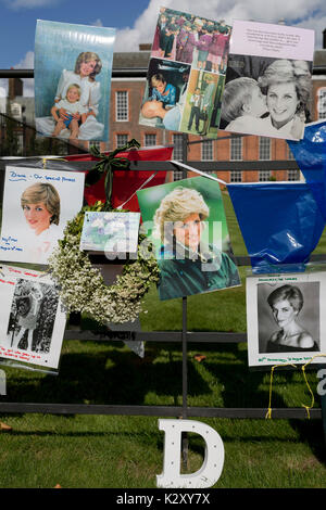 Wie Massen der royalistischen Gratulanten versammeln, eine spontane Memorial von Blumen, Fotos und Erinnerungsstücke wächst außerhalb der Kensington Palace, die königliche Residenz von Prinzessin Diana, die bei einem Autounfall in Paris starb vor genau 20 Jahren, am 31. August 2017, in London, England. 1997 Ein Meer von floral Tribute füllten auch dieser Bereich des Royal Park sowie in der Mall, wo ihre Beerdigung übergeben. Damals wie heute - ein royalisten trauerte das Volk der Prinzessin, einen betitelten geprägt durch den damaligen Premierminister Tony Blair. Stockfoto