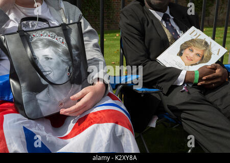 Wie Massen der royalistischen Gratulanten versammeln, eine spontane Memorial von Blumen, Fotos und Erinnerungsstücke wächst außerhalb der Kensington Palace, die königliche Residenz von Prinzessin Diana, die bei einem Autounfall in Paris starb vor genau 20 Jahren, am 31. August 2017, in London, England. 1997 Ein Meer von floral Tribute füllten auch dieser Bereich des Royal Park sowie in der Mall, wo ihre Beerdigung übergeben. Damals wie heute - ein royalisten trauerte das Volk der Prinzessin, einen betitelten geprägt durch den damaligen Premierminister Tony Blair. Stockfoto