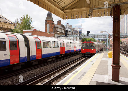 U-Bahn in Barons Court U-Bahn Station in London. Stockfoto