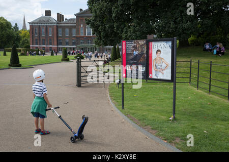 Wie Massen der royalistischen Gratulanten versammeln, eine spontane Memorial von Blumen, Fotos und Erinnerungsstücke wächst außerhalb der Kensington Palace, die königliche Residenz von Prinzessin Diana, die bei einem Autounfall in Paris starb vor genau 20 Jahren, am 31. August 2017, in London, England. 1997 Ein Meer von floral Tribute füllten auch dieser Bereich des Royal Park sowie in der Mall, wo ihre Beerdigung übergeben. Damals wie heute - ein royalisten trauerte das Volk der Prinzessin, einen betitelten geprägt durch den damaligen Premierminister Tony Blair. Stockfoto