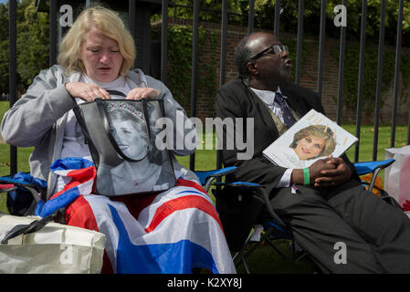 Wie Massen der royalistischen Gratulanten versammeln, eine spontane Memorial von Blumen, Fotos und Erinnerungsstücke wächst außerhalb der Kensington Palace, die königliche Residenz von Prinzessin Diana, die bei einem Autounfall in Paris starb vor genau 20 Jahren, am 31. August 2017, in London, England. 1997 Ein Meer von floral Tribute füllten auch dieser Bereich des Royal Park sowie in der Mall, wo ihre Beerdigung übergeben. Damals wie heute - ein royalisten trauerte das Volk der Prinzessin, einen betitelten geprägt durch den damaligen Premierminister Tony Blair. Stockfoto