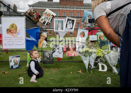 Wie Massen der royalistischen Gratulanten versammeln, eine spontane Memorial von Blumen, Fotos und Erinnerungsstücke wächst außerhalb der Kensington Palace, die königliche Residenz von Prinzessin Diana, die bei einem Autounfall in Paris starb vor genau 20 Jahren, am 31. August 2017, in London, England. 1997 Ein Meer von floral Tribute füllten auch dieser Bereich des Royal Park sowie in der Mall, wo ihre Beerdigung übergeben. Damals wie heute - ein royalisten trauerte das Volk der Prinzessin, einen betitelten geprägt durch den damaligen Premierminister Tony Blair. Stockfoto