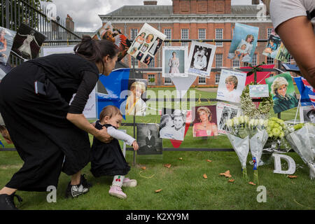 Wie Massen der royalistischen Gratulanten versammeln, eine spontane Memorial von Blumen, Fotos und Erinnerungsstücke wächst außerhalb der Kensington Palace, die königliche Residenz von Prinzessin Diana, die bei einem Autounfall in Paris starb vor genau 20 Jahren, am 31. August 2017, in London, England. 1997 Ein Meer von floral Tribute füllten auch dieser Bereich des Royal Park sowie in der Mall, wo ihre Beerdigung übergeben. Damals wie heute - ein royalisten trauerte das Volk der Prinzessin, einen betitelten geprägt durch den damaligen Premierminister Tony Blair. Stockfoto