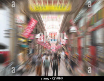 Blurry Leute gehen zu Shopping in Osaka, Japan Stockfoto