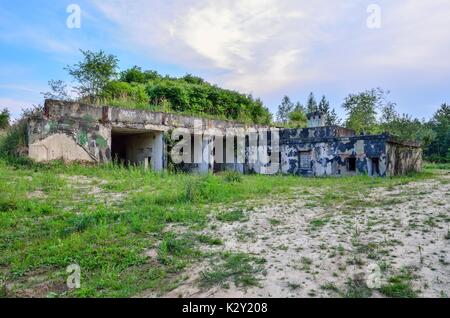 CZARKOW, Polen - 22. JULI 2017: Der abgerissenen Gebäude einer alten Raketenbasis in Czarkow, Polen. Stockfoto