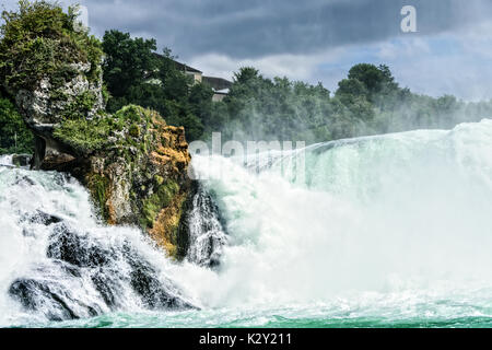 Die Fälle sind am Hochrhein an der Grenze zwischen den Kantonen Schaffhausen und Zürich und ist die größte Ebene Wasserfall Europas. Stockfoto