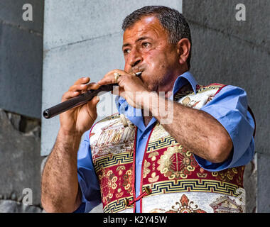 Man spielt traditionelle duduk Instrument im Garni Tempel in Eriwan, Armenien am 14. Juni 2017 Stockfoto