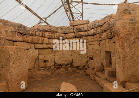 MNAJDRA, MALTA - 16. OKTOBER 2016: prähistorische Tempel, megalithischen Wahrzeichen der Insel Malta. Innenansicht. Stockfoto