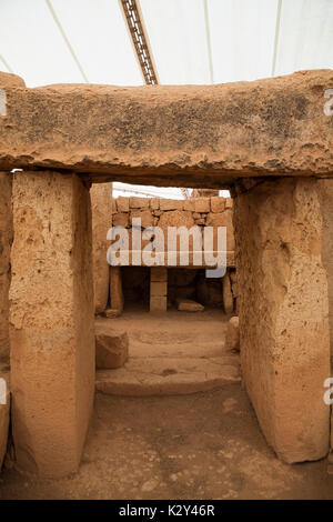 MNAJDRA, MALTA - 16. OKTOBER 2016: prähistorische Tempel, megalithischen Wahrzeichen der Insel Malta. Innenansicht. Stockfoto