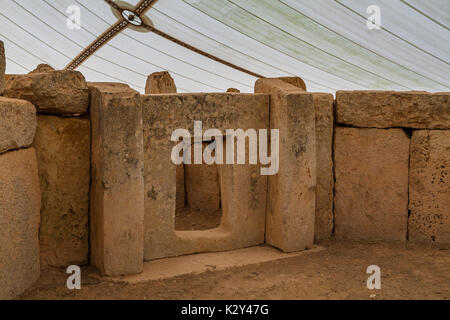 MNAJDRA, MALTA - 16. OKTOBER 2016: prähistorische Tempel, megalithischen Wahrzeichen der Insel Malta. Innenansicht. Stockfoto