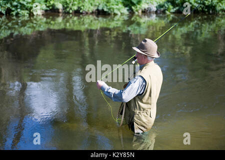 Fliegenfischen obere Chalke Fluss Stockfoto