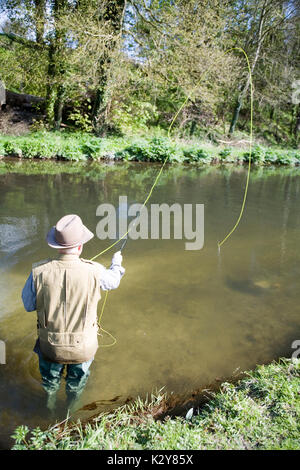 Fliegenfischen obere Chalke Fluss Stockfoto