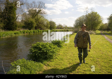 Fliegenfischen obere Chalke Fluss Stockfoto