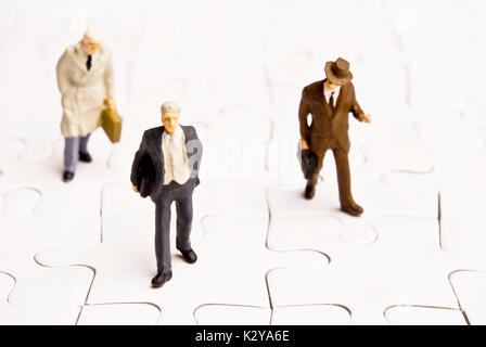 Unternehmer miniatur Figuren auf einem leeren Puzzle Stockfoto