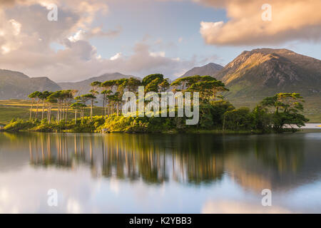 Derryclare Lough ist ein Süßwassersee im Westen Irlands. Es ist in der Gegend von Connemara County Galway gelegen. Derryclare Lough ist über entfernt Stockfoto