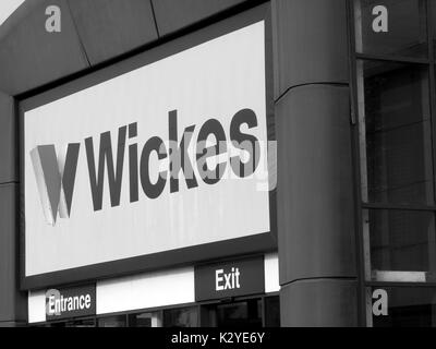 Wickes Schild über Eingang, British home improvement Retailer, Vertrieb von Zubehör und Material an die Öffentlichkeit und die Gebäude Handel Stockfoto