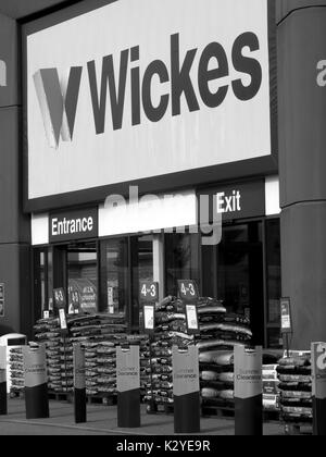 Wickes Schild über Eingang, British home improvement Retailer, Vertrieb von Zubehör und Material an die Öffentlichkeit und die Gebäude Handel Stockfoto