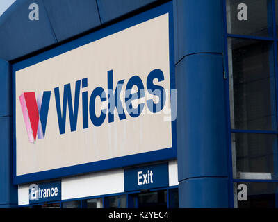 Wickes Schild über Eingang, British home improvement Retailer, Vertrieb von Zubehör und Material an die Öffentlichkeit und die Gebäude Handel Stockfoto