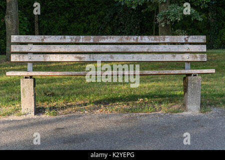 Einem einzigen Holz Parkbank im Park von vorne Stockfoto
