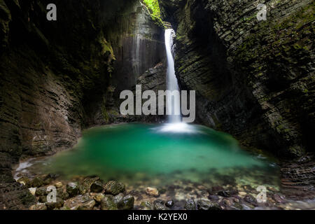 Kozjak Wasserfall ist einer der schönsten Slowenischen Wasserfälle. In der Schlucht ist ein beliebtes Ziel für Wanderer in heißen Sommertagen versteckt. Stockfoto