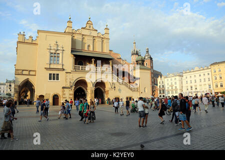 Touristen Spaziergang durch Rynek Glowny, der Hauptplatz in der Altstadt von Krakau, Polen, am 25. August 2017. Die Tuchhallen ist in der Mitte, mit St. Ma Stockfoto