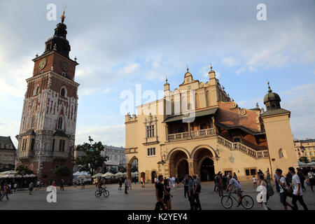 Touristen Spaziergang durch Rynek Glowny, der Hauptplatz in der Altstadt von Krakau, Polen, am 25. August 2017. Die Tuchhallen ist in der Mitte, um mit dem zu Stockfoto