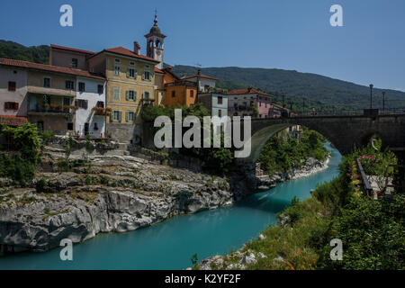 Kanal ob Soči ist eine alte historische Stadt neben dem smaragdgrünen Fluss Soča in Slowenien. Große Brücke ist eine der wenigen in diesem Teil der Soča-Tal. Stockfoto