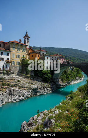 Kanal ob Soči ist eine alte historische Stadt neben dem smaragdgrünen Fluss Soča in Slowenien. Große Brücke ist eine der wenigen in diesem Teil der Soča-Tal. Stockfoto