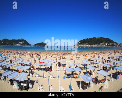 Überfüllten Strand in San Sebastian Stockfoto