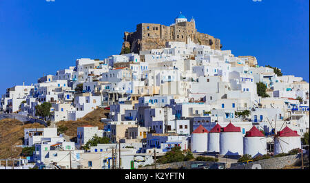 Einzigartige traditionelle Inseln von Griechenland - malerische Kithira (Astipalaia) im Dodekanes. Blick auf den wunderschönen Dorf Chora und Windmühlen Stockfoto