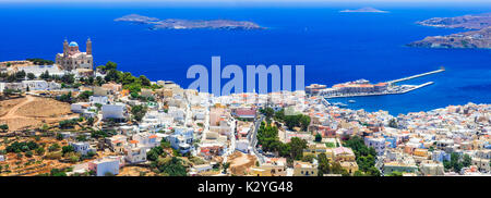 Beeindruckende Ano Syros Dorf, Panoramaaussicht, Griechenland. Stockfoto