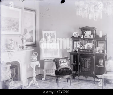 Antike c 1910 Foto, schicke Zimmer mit einem prominenten Kissen an der Brown University in Providence, Rhode Island, USA. Siehe Alamy K2YGB1, K2YGA6 und K2YGC 9 für ähnliche Bilder. Quelle: original Foto. Stockfoto