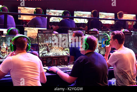 Gamer spielt die 'Total War: Arena' Strategie Spiel auf der Gamescom 2017, Europas größte Messe für Video- und Computerspiele vom 22. bis 26. August. 2017 in Köln, NRW, Deutschland Stockfoto