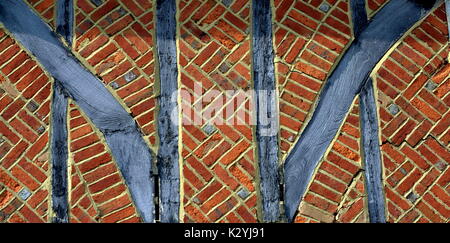 AJAXNETPHOTO. WORTHING, England. - TUDOR GEBÄUDE DETAIL - ROT BROCKS, MÖRTEL UND HOLZ RAHMEN EINER TUDOR ERA IMMOBILIEN IN WEST WORTHING. Foto: Jonathan Eastland/AJAX REF: 072004 5 Stockfoto