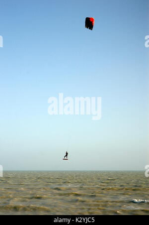 AJAXNETPHOTO. WORTHING, England. - Ein KITE SURFER ERHÄLT AIRBORNE aus rauhen Wellen bei starkem Wind. Foto: Jonathan Eastland/AJAX REF: R 61209 1127 Stockfoto