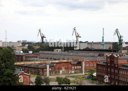 Lager und Krane dominieren die Landschaft rund um den Hafen von Danzig, Polen am 20. August 2017. Stockfoto