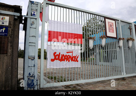 Der Eingang zu den Danziger Werften, mit einer polnischen Flagge und eine Fahne mit dem Logo der Solidarität (Solidarność) Union, in Danzig, Polen am 20. Au Stockfoto