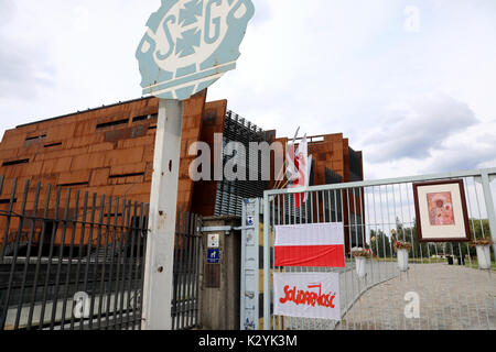Der Eingang zu den Danziger Werften, mit polnischen Fahnen und Banner mit dem Logo der Solidarität (Solidarność) Union, in Danzig, Polen auf 20 A Stockfoto