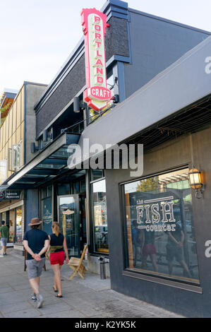 Junges Paar zu Fuß vorbei an der Portland Handwerk Pub und die Fischtheke auf der Main Street, Vancouver, BC, Kanada Stockfoto