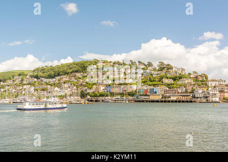 Die Fähre macht seinen Weg über Dartmouth Hafen Kingswear, Devon, Großbritannien. Stockfoto