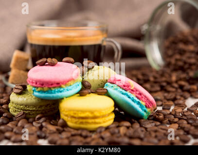 Macarons mit Kaffee Stockfoto