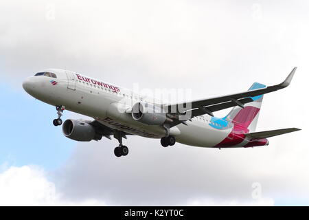 Eurowings Airbus A320-200 D-AEWQ Landung in London Heathrow Flughafen, Großbritannien Stockfoto