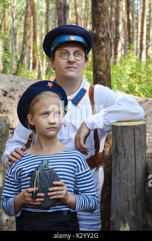 Rekonstruktion der Ereignisse des Zweiten Weltkriegs, Russland, Dimitrovgrad, 26. Aug 2017. Porträt eines Mannes und ein kleines Mädchen in der Form. Stockfoto