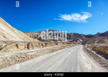 Dirt Road in 20 Mule Team Canyon im Death Valley National Park in Kalifornien Stockfoto