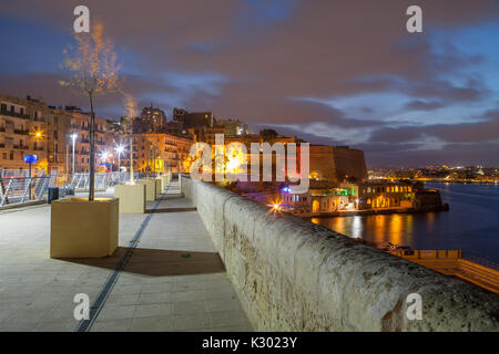 Valetta Bucht und Damm. Nacht Stadtbild. Stockfoto