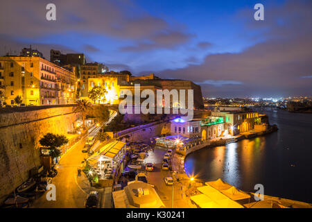 MALTA - Oktober 15, 2016: Valetta Bucht und Damm. Nacht Stadtbild. Stockfoto