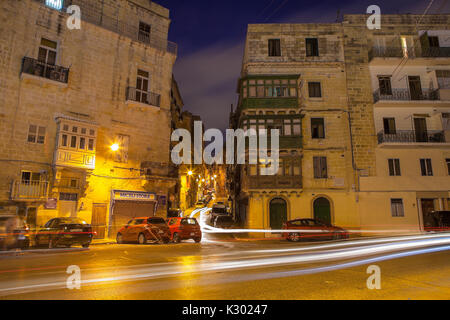 VALETTA, MALTA - Oktober, 20, 2016: tiefe Nacht Verkehr. Nacht Stadtbild. Close Up. Stockfoto